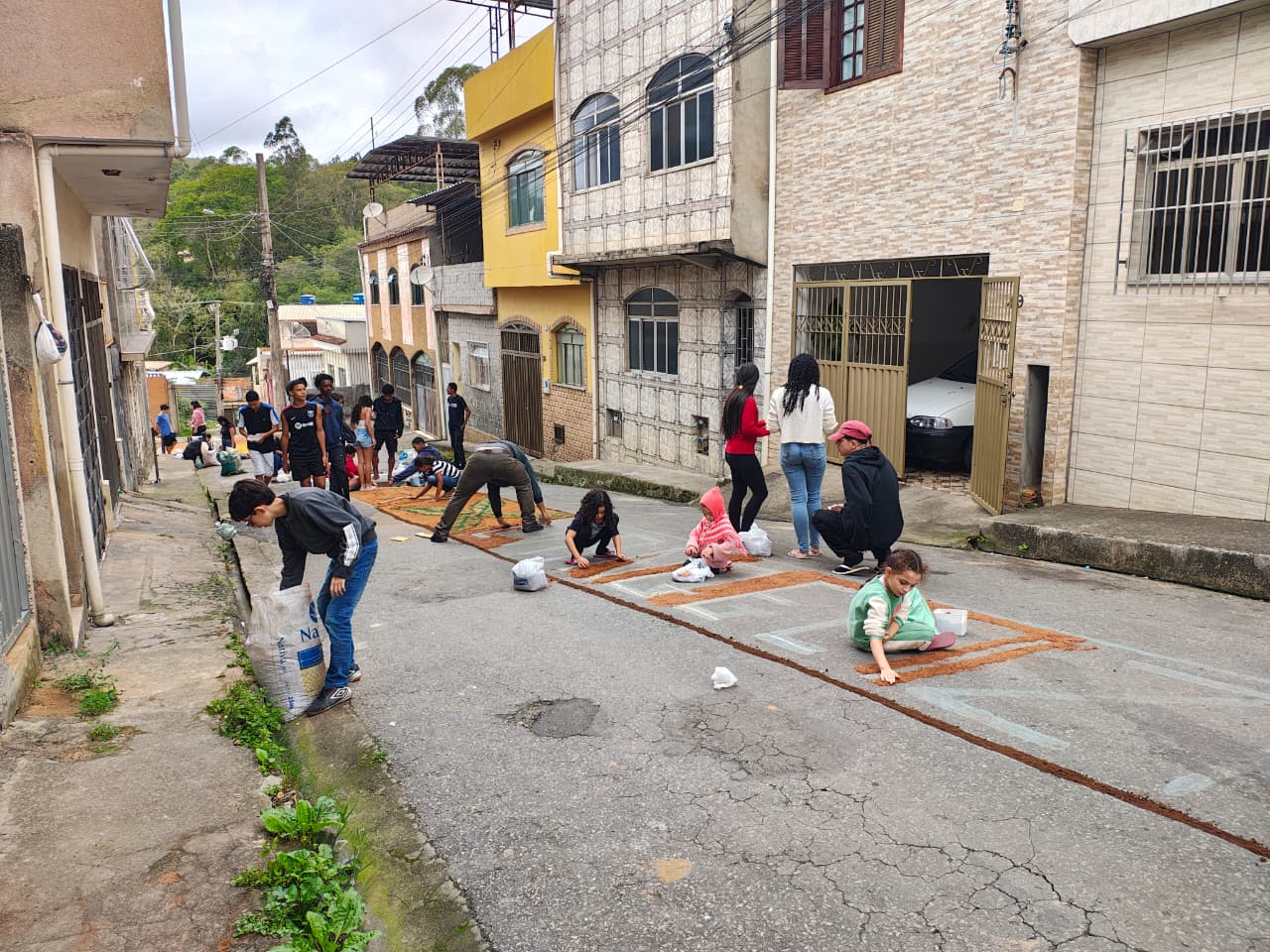 Fiéis se reúnem para confecção de tapetes de Corpus Christi em Santos Dumont